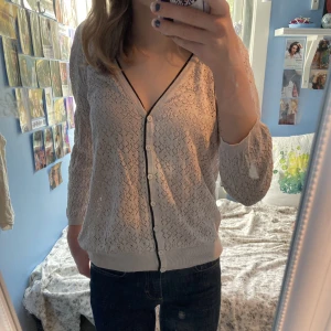 Gullig kofta - Gullig tunn kofta från H&M. Beige/ljusrosa och lite kortare ärmar. Köpt second hand men aldrig använd av mig. Storlek L men passar mig som har XS🙌