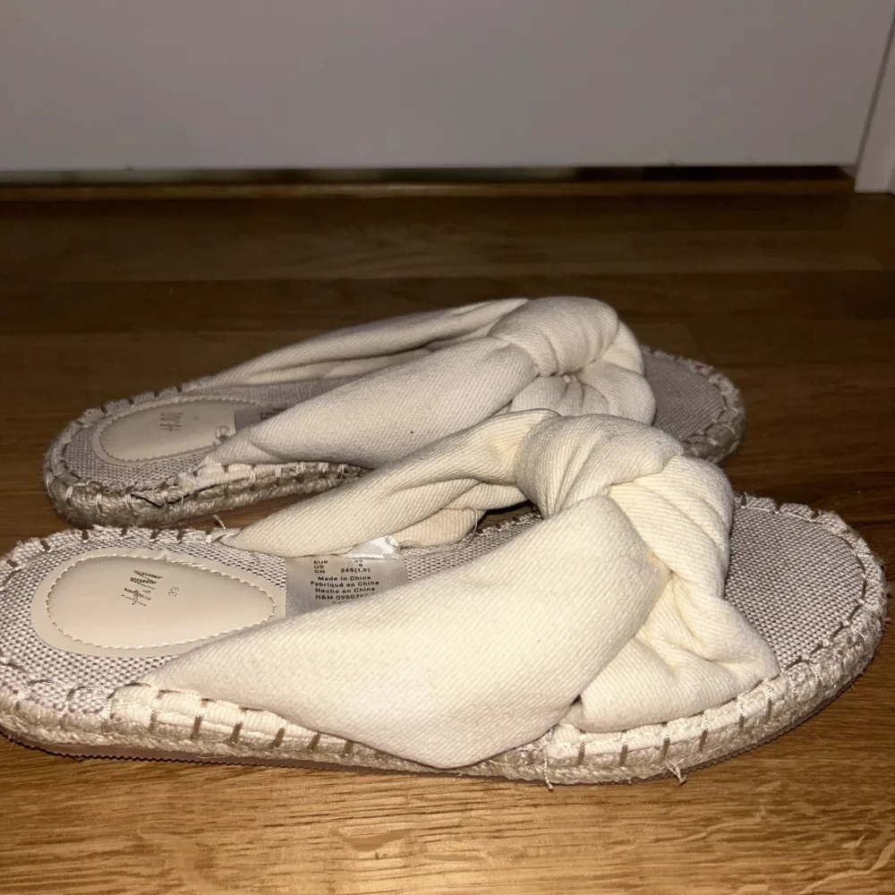 Jättefina espradillo sandaler från hm köpta förra året i stl 39, har bara använts en gång då de är för små för mig som har stl 40. Skriv för fler bilder:). Skor.