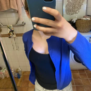  Blå Kofta  - Säljer min älskade blå kofta som jag tyvär växt ut för ett tag sen den är i jätte fint skick och inga defekter pris kan diskuteras 💕💕