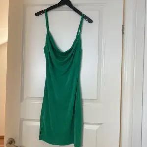Oanvänd kort klänning 