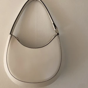 Mango väska  - Säljer min fina mango väska i vit med svarta detaljer. Jättefin haft på mig den en gång. Men så kommer den inte i användning och tänkt därför sälja den! 