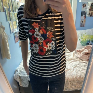 Randig tröja - Randig tröja från Zara! Köpt second hand men aldrig använd av mig🫶