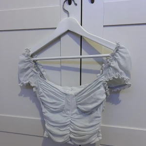 Topp - Vit topp i bra skick! Passar stl xxs-m. 🤍