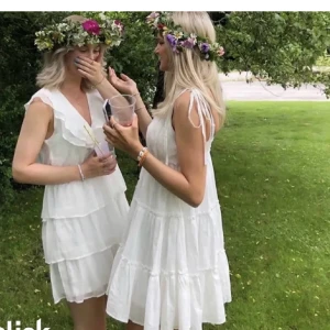 Vit klänning  - Säljer min superfina vita klänning ifrån miss odd! Den är perfekt nu till sommaren! Den är justerbar i axlarna så den passar de flesta storlekarna 💖💖💖 
