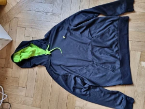 TJOCKTRÖJA SVART - HOODIE - FILA - STRL XL - Riktigt snygg tröja från Fila Tjocktröja / hoodie / huvtröja Svart med neon grön/ gula detaljer Fickor på mage och arm Storlek XL Gott skick  Taggar: fila hoodie tröja tjocktröja träning herrkläder damkläder kläder unisex