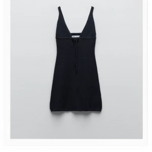 Stickad kort mörkblå klänning zara - Aldrig använd lappen kvar! Storlek M passar även S