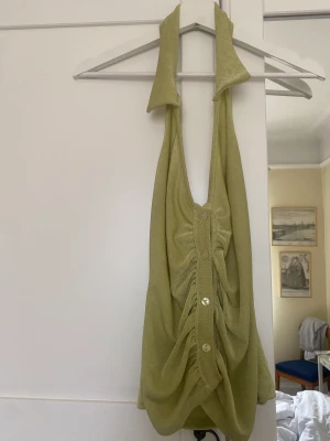 Grön urringad top med krage  - Grön topp perfekt till kostymbyxor med kavaj över för en mer städad look eller somrig till jeans 