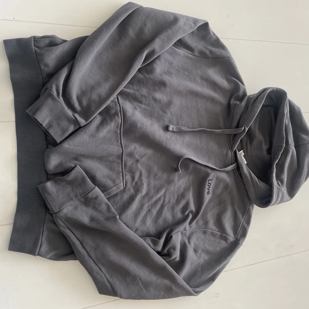 grå hoodie från h&m. aldirg använd. ordinarie pris 199kr och jag säljer för 55kr. pris går att diskuteras.. Hoodies.