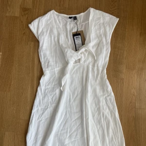 Vit sommarklänning  - Vit sommarklänning som är helt oanvänd från Vera moda 