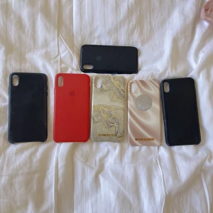 iPhone skal - 5 skal till iPhone XS Max och 1 svart apple skal till iPhone Xs. Två är ifrån ideal of Sweden, tre ifrån och ett från Kjell co. 20kr st