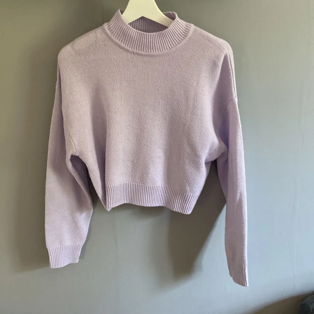 Detta är en väldigt snygg lavendellila tröja med polokrage. Den är i ett fint skick 💕. Stickat.