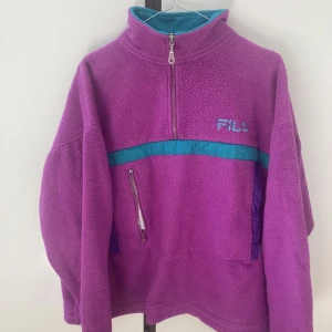 FILA fleece  - Tjock fila fleece med fickor i magen som en annorac, mycket varm och skön! Köpt second hand i Italien. Skicka meddelande vid köp, PRIS INKLUSIVE FRAKT