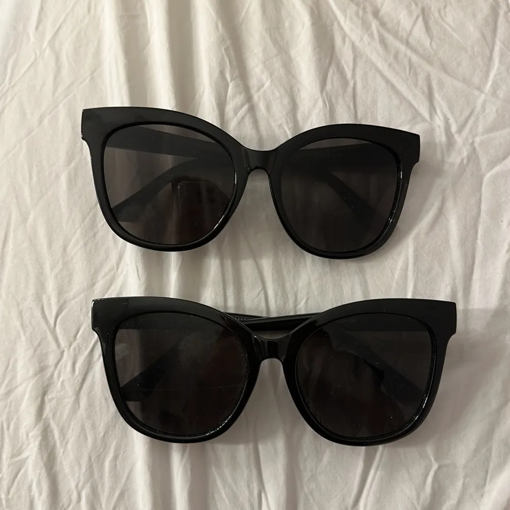 Två par solglasögon från Gina tricot. Använd några få gånger men inga repor eller så. 100kr styck . Övrigt.