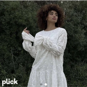 NA-KD vit klänning - Super fin vit klänning från NA-KD använd en gång till studenten och är i bra skick. Priset går att diskutera 🫶🏼🥰