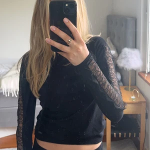 Svart topp - Svart topp men spets längs armarna från guess. Aldrig använd🤍