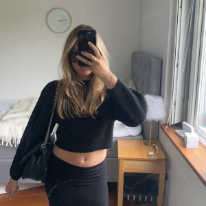 Stickad tröja - Stickad tröja från hm. Något kroppar. Aldrig använd men lite blivit lite nopprig av att ligga i garderoben.🤍