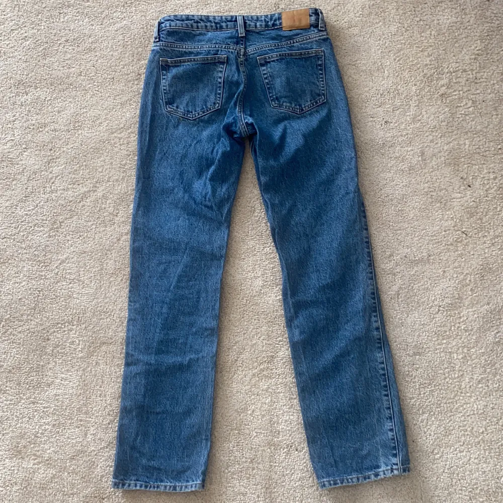 Jeansen är köpta från weekday och modellen heter ”Arrow Low Straight Jeans” i storlek 27/32.  Jeansen är som i nyskick då dom knappt är använda och har inga hål eller skavanker.. Jeans & Byxor.