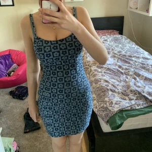 Tight jeansklänning med blommor  - Söt tight jenasklänning. Tyget är tunnt jeansmaterial med blommprint.  Det finns en dragkedja i sidan, se bild 3. Köpt på H&M men knappt använd tryck gärna på köp nu :)