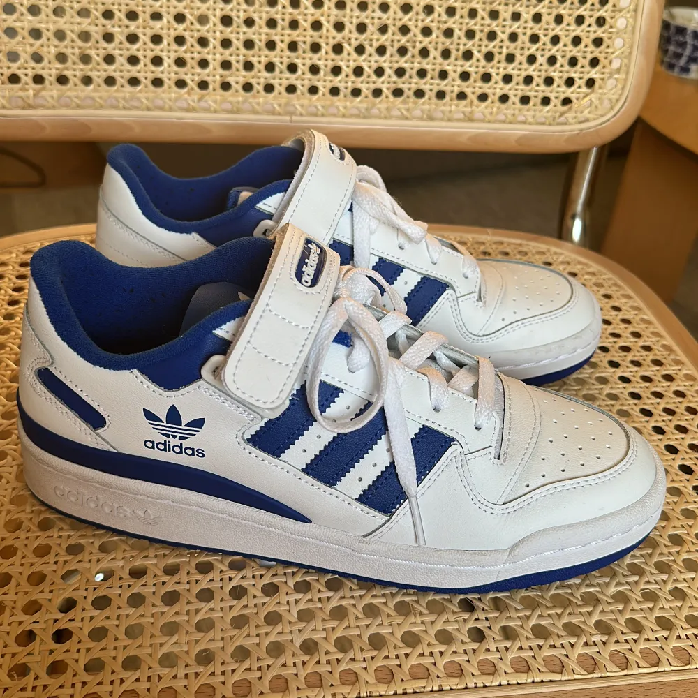 Skitsnygga sneakers från Adidas, Forum Low, i fin blå färg. Använda 2 gånger men säljes pga för stora 💔. Skor.