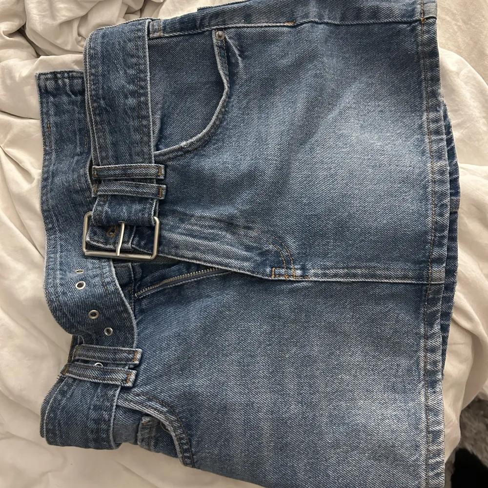 Så sjukt snygg minikjol i jeans tyg från pull & bear😍 storlek 32. Kjolar.