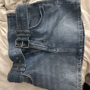 Så sjukt snygg minikjol i jeans tyg från pull & bear😍 storlek 32