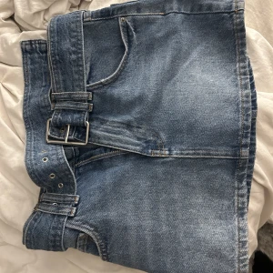 Mini kjol - Så sjukt snygg minikjol i jeans tyg från pull & bear😍 storlek 32