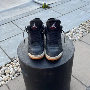 Jordan 4 retro se - Sälja biligt på grund av att dom är slitna.