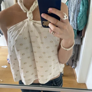 Slutsåld Zara topp - En perfekt somrig topp från Zara som inte säljs längre ❤️ Storlek XS men hade även passat S. Nypris 300kr (Använd fåtal gånger men inga defekter)