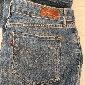 Levis jeans  - Lågmidjade vintage Levis jeans, straight modell 