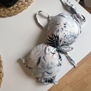 Bikinitopp - Bikinitopp med lite push. Skulle säga att den passar ungefär 75c