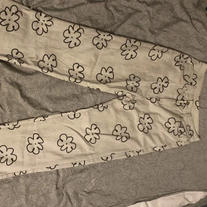 Blommiga byxor - Coola byxor jag köpte i England, dem är passar bra på mig som är 185 och är straight fit och drygt 28-30 i midja