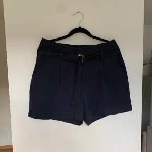 Oanvända shorts i storlek 38. Dragkedja, knapp samt avtagbart skärp i midjan. Stretchiga! 