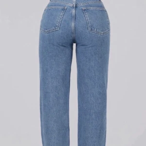 A dsgn jeans  - Blåa jenas från A dsgn som sitter så bra i både rumpan och median, passar båda till S och M, använt endast 2 gånger men säljer då jag har köpt ett par i L  Nypris: 700
