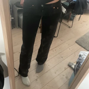Arrow low jeans - Säljer ett par jättefina arrow low weekday jeans som tyvärr inte riktigt passade mig. Köptes på weekday. Är i väldigt bra skick då jag bara använt de 1 gång. Pris kan diskuteras. Kontakta gärna mig😊