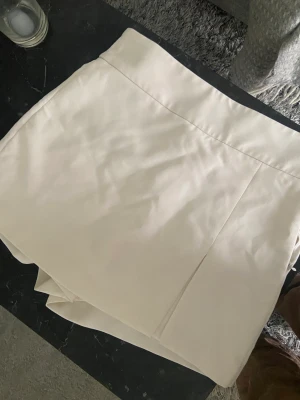 Byxkjol omlott - I nyskick, använd en enstaka gång. Säljes då den blivit för liten. Ej genomskinlig, benvit färg. 