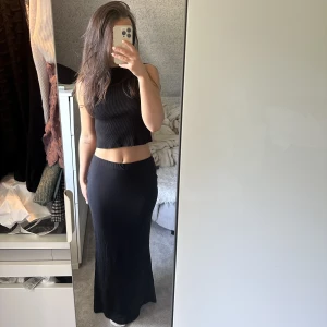 Svart maxiskjol! - Svart maxikjol i strl S från Bikbok! Helt slut på hemsidan! Aldrig använd då den är lite för stor. Funkar även som M💕😍