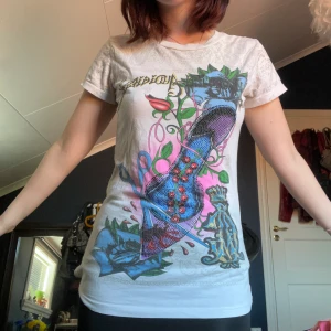 Christian audigier tshirt - Söt och cool Christian audigier topp! Samma designer som till ed hardy. Knappt använd! Det står storlek XL men den är en liten S.