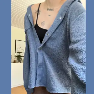 Så himla fin o skön skjorta-ish från weekday, jag har använt den som kofta eller jacka. Den är oversized på mig som har storlek S, så den passar många storlekar beroende på hur man vill att den sitter.  Skriv för mer info 🦕