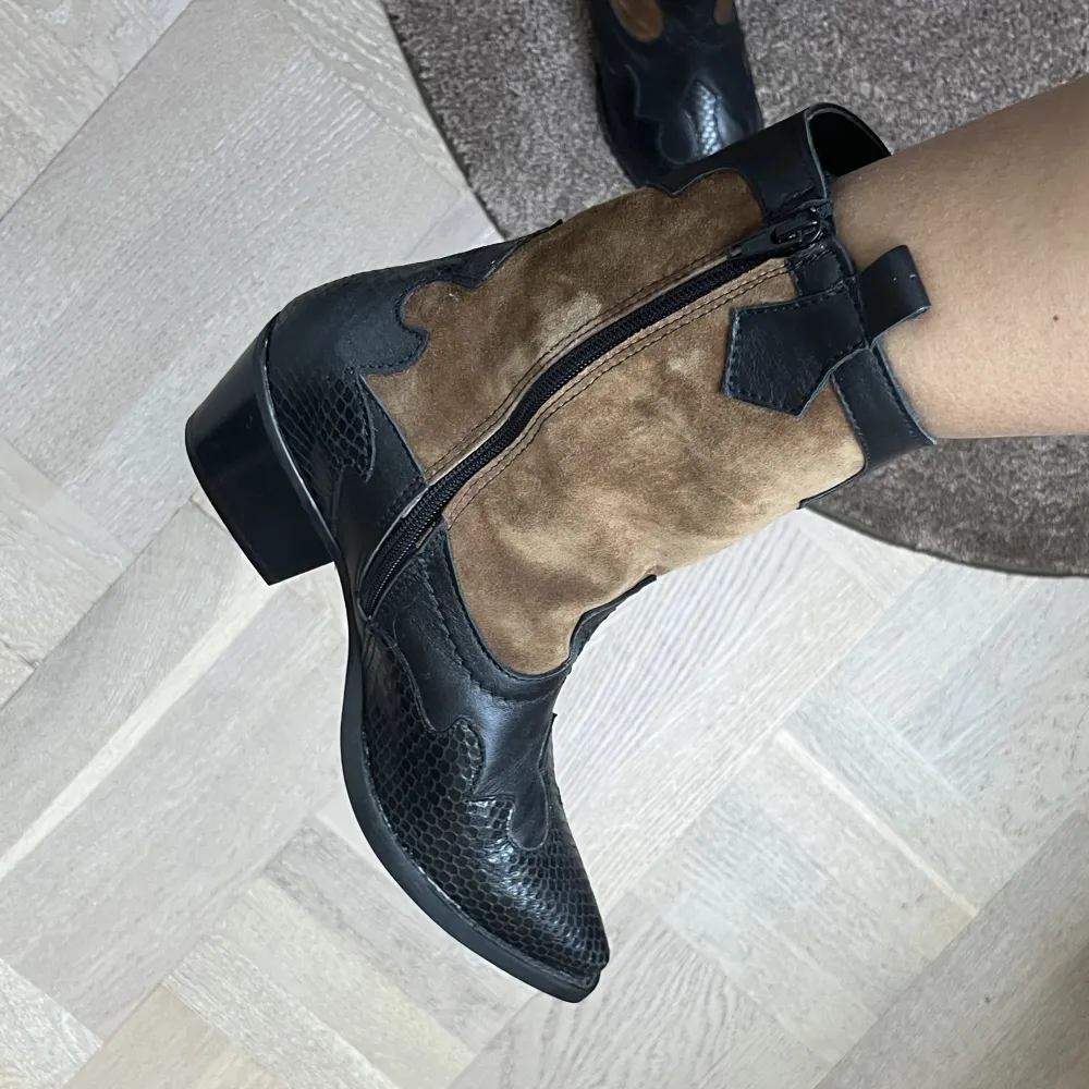 Säljer mina favorit boots som tyvärr aldrig används. De är helt nya och har lappen kvar, köpta på mini lokal butik i Spanien förra sommaren. Inga defekter och de är sååååå balla å unika!!!!😍😍🔥nypris: 1500kr . Skor.