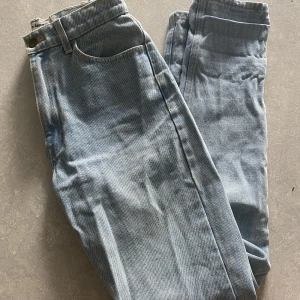 American apparel jeans - Skönaste jeansen, går ej att köpa längre, mom jeans modell, hellånga. Passar storlekar Xs-M