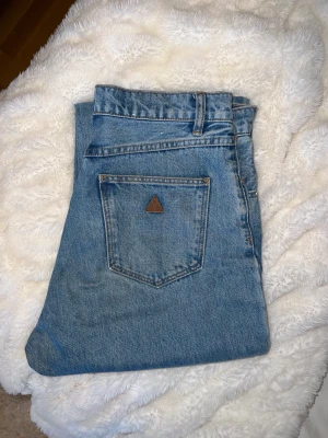 Jeans från Abrand - Abrand - A Slouch Jean Georgia Säljer pga. kommer ej till användning. Jag kommer tyvärr ej skicka bilder med byxorna på. Passform: Relaxed Fit Snitt: Rak Längd: Lång Beninnerlängd: 80 cm i storlek 27 Benytterlängd: 110 cm i storlek 27