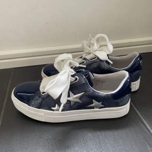 Jättesnygga blåa skor med stjärnor på helt oanvända i storlek 38. 🥰💕