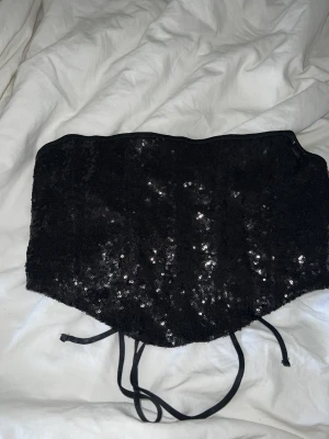 Glittrig -korsett🖤💕✨ - En korsett topp i glitter, använd 2 gånger, i perfekt skick!🖤