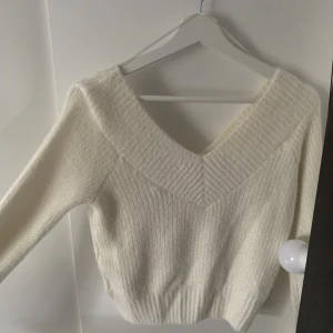 stickad tröja - en creme vit stickad tröja från hm, använd Max 3 gånger ! fint skick