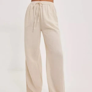 Flowy Drawstring Linen Pants - Linnebyxa från NLY Trend Vida linnebyxor, långa byxben. Fickor på sidorna. Aldrig använda