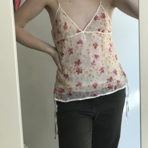 Blommig topp - Jättefint linne jag inte använder så mycket. Äkta silke