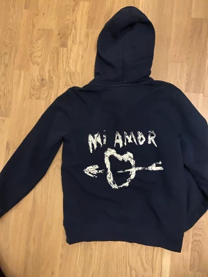 Mi amor hoodi 💘  - Lägger ut en till annons då jag är villig att sälja hoodie till ett billigare pris än förra. Skriv vid frågor.