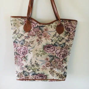 Tapestry väska  - En fin vintage handväska i mycket bra skick. Väskan stängs med dragkedja och är mycket rymlig