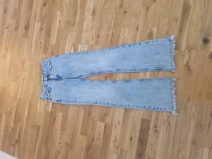 Gina tricot jeans storlek 36 - Dessa superfina gina jeans har blivigt andvönda ungefär 5 gånger. Har bilder på från förra året då de nu är för små för mig. Orginal pris 599
