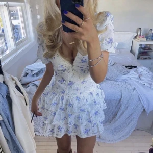 Zara kjolar - hi, I'm looking for the dress in size xs-s. Please write to me if you sell yours. Im willing to give a good price;)